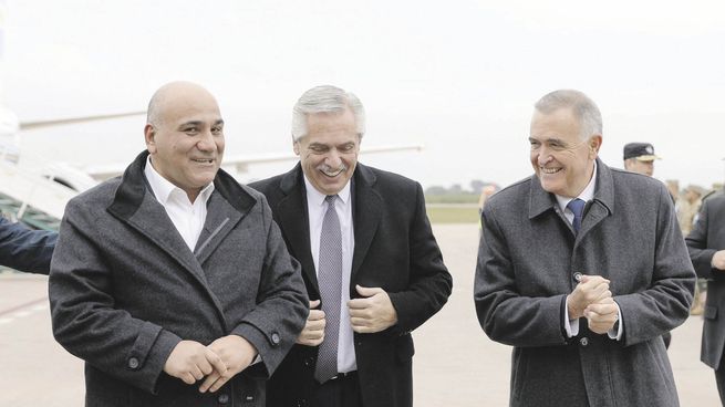 visita. Juan Manzur, Alberto Fernández y Osvaldo Jaldo ayer en Tucumán. El Presidente aterrizó en la provincia para felicitar al ganador y festejar la renovación de otro gobierno peronista.