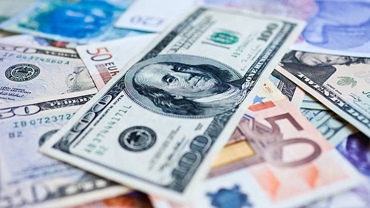 The super dollar touched a new maximum in 20 years due to the collapse of the pound and the euro