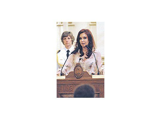 El look utilizado por Cristina Kirchner en el retorno de sus vacaciones es más moderno y audaz.