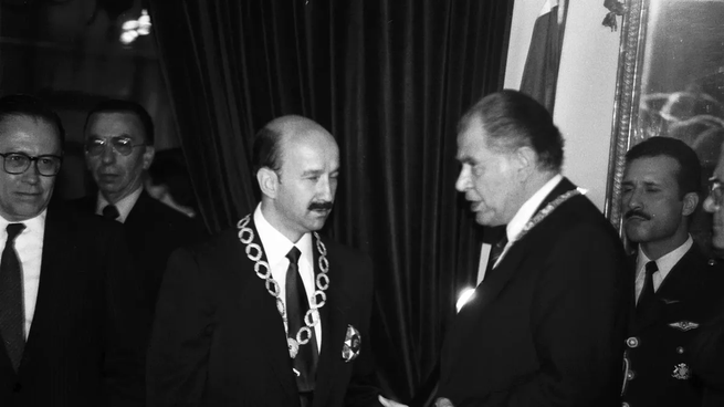 Patricio Aylwin (de Chile) y Carlos Salinas de Gortari (de México), firman un Tratado de Libre Comercio en 1991.