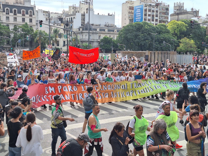Hubo críticas al Gobierno por el desfinanciamiento y cierre de políticas de género.