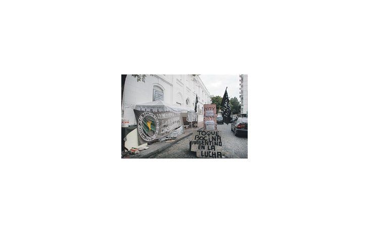 ámbito.com | En la calle Balcarce hace 193 días que familias se manifiestan y acampan por una solución habitacional.