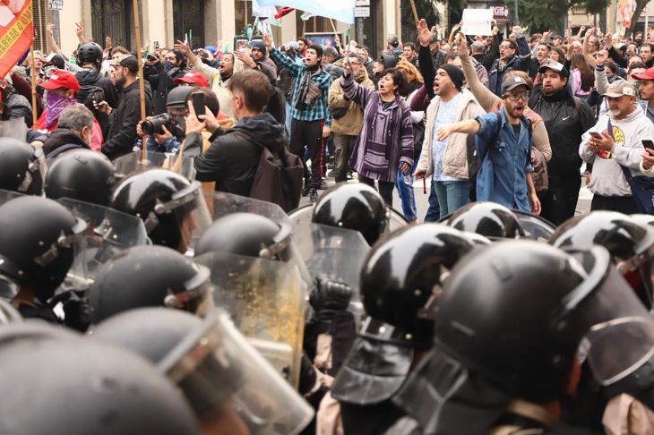 Represión en la protesta contra la ley Bases.