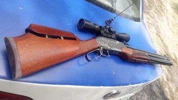 Uno de los rifles que le encontraron a Alan Ruiz.