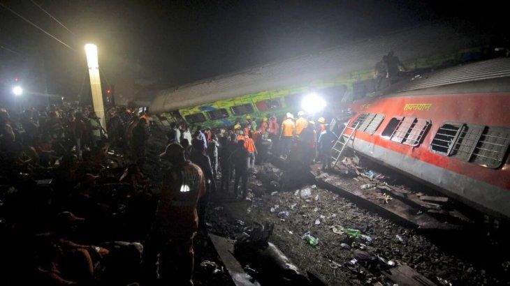 Alrededor de 550 personas fueron trasladadas a diferentes hospitales por el choque de trenes en India.