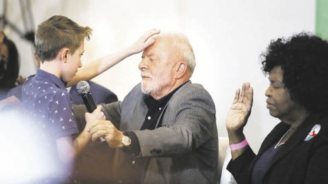 RITUAL. Un niño rezó por Luiz Inácio Lula da Silva durante una ceremonia evangélica realizada en San Pablo, a la que asistió el candidato de la izquierda.