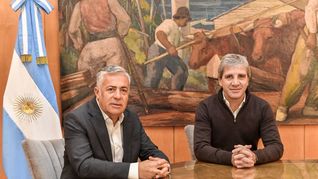 Alfredo Cornejo y Luis Caputo se reunieron la semana pasada en el ministro de Economía. El cuyano avala una reforma fiscal. Alfredo Cornejo y Luis Caputo se reunieron la semana pasada en el ministro de Economía. El cuyano avala una reforma fiscal.