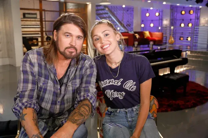 Tanto Miley como Billy volvieron a aparecer juntos en la pantalla de Disney Channel, por los 20 años de Hannah Montana. Tanto Miley como Billy volvieron a aparecer juntos en la pantalla de Disney Channel, por los 20 años de Hannah Montana.