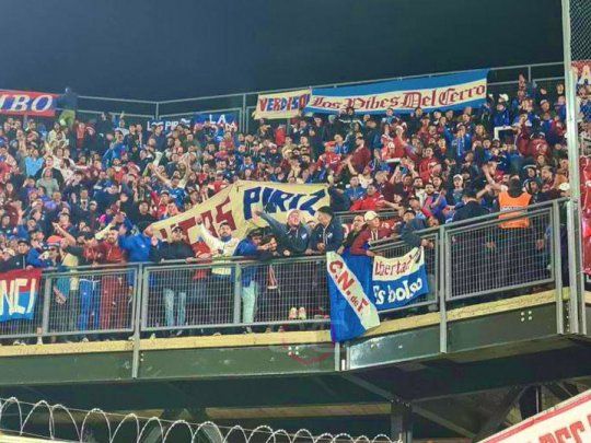 Los hinchas de Nacional hicieron disturbios en el estadio UNO de Estudiantes de La Plata.