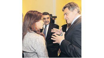 ámbito.com | Cumbre: Viktor Klima le promete a Cristina de Kirchner u$s 2,5 millones para arrancar con la universidad automotriz en Pacheco, ante la supervisión de Martin Winterkorn, presidente del Grupo Volkswagen. Ese anuncio salvó el final de la visita a Hannover.