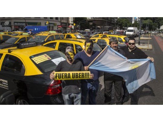 Los taxistas se movilizaron al obelisco porteño y a la Jefatura de gobierno.
