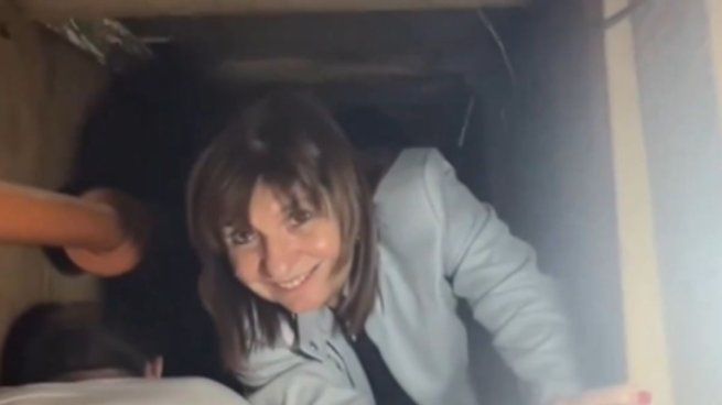 Patricia Bullrich dentro del túnel del fallido robo al Banco Macro de San Isidro.