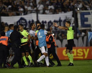 Ferro le pidió a la AFA repetir el partido ante Quilmes por el error del árbitro