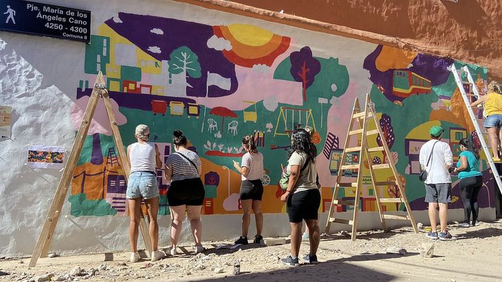 Trabajo en equipo. Los vecinos revitalizaron las paredes del barrio con murales coloridos.