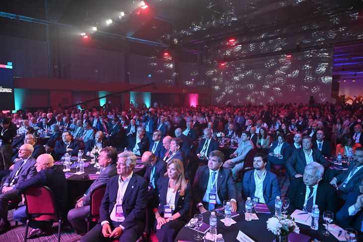 Multitud en el Centro de Convenciones para la 31° edición de la Conferencia industrial.