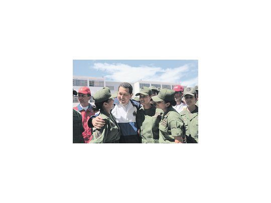Hugo Chávez acudió ayer a la Academia Militar. Reconoció que está obligado a frenar el ritmo de actividades.