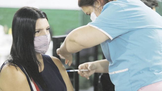 Escenario. Avanza en las provincias el esquema de vacunación contra el coronavirus, con tiempos que en algunos distritos muestran pulso propio respecto de lo impulsado por la cartera de Salud nacional.