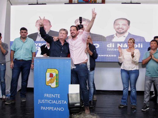 Segio Ziliotto, gobernador electo de La Pampa, junto al camporista Luciano Di Nápoli, quien le arrebató la intendencia de Santa Rosa a Cambiemos.