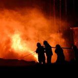 Una fuerte explosión causó un gran incendio en Ezeiza. Una fuerte explosión causó un gran incendio en Ezeiza.