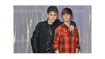 Bieber junto a su réplica en el museo londinense.