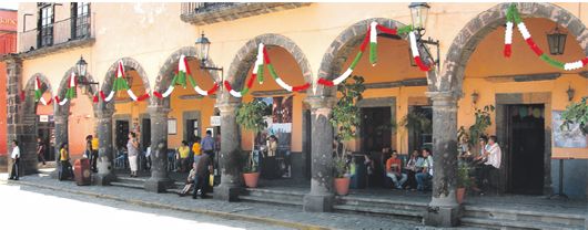 Las calles de Tequila son todo un recorrido por sus estilos coloniales y su tranquilidad, que se ve alterada sólo para la fiesta del aguardiente. Las bodegas y cavas son el epicentro de la ruta tequilera.