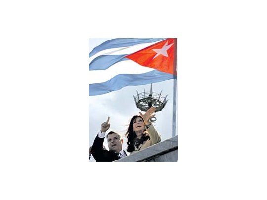 El mayor despliegue fotográfico de la visita se dio ante el monumento a José Martí en La Habana. Cristina de Kirchner y el canciller Felipe Pérez Roque recorrieron toda la plaza.