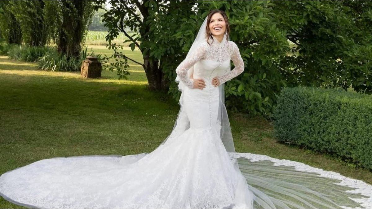 Jeff Bezos’ wife posed with her dress and told details of the luxurious dress