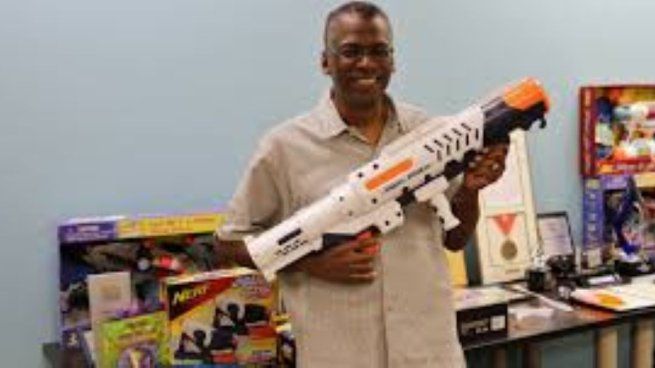 Lonnie Johnson no sólo inventó la pistola de agua Super Soaker, también creó las pistolas Nerf.