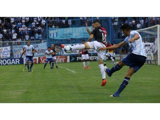 Atlético Tucumán le quita el invicto a Colón. (Foto Prensa Superliga).
