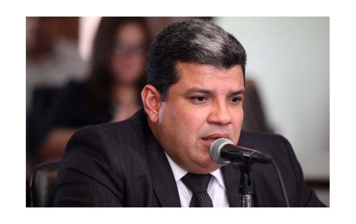 Luis Parra fue designado presidente del parlamento con el apoyo clave del chavismo.