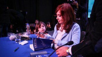 Cristina llevó su libro Sinceramente a Rosario. La presentó el escritor Marcelo Figueras.
