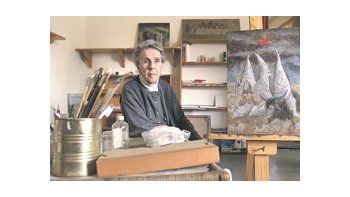 La gran pintora inglesa Leonora Carrington se radicó en México en 1942, huyendo de la guerra. En su juventud fue amante de Max Ernst y trató a las mayores leyendas del surrealismo, como Dalí, Breton y Buñuel.