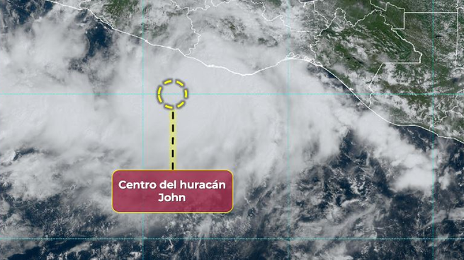 El centro del huracán John se aproxima a Oaxaca.