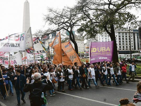 absurdo. Otra vez un país sin clases en solidaridad con los docentes de una provincia saqueada.