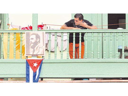 OMNIPRESENTE. Los balcones de La Habana se llenaron de banderas cubanas y retratos de Fidel Castro.