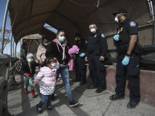 Biden mantiene las expulsiones en caliente de migrantes en la frontera con México por temor a un brote de la variante Delta.