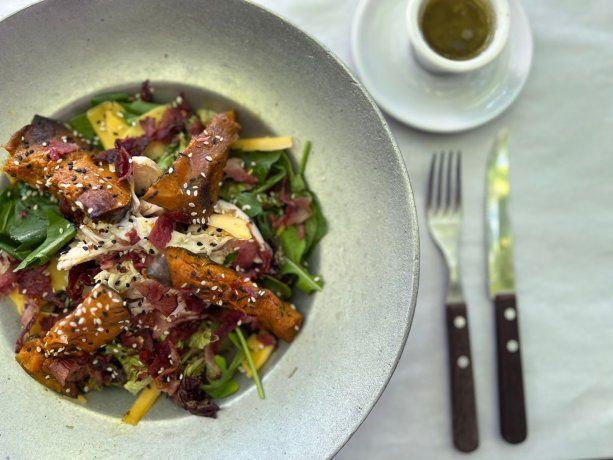 En su menú cuentan con una deliciosa ensalada de cabutia, pollo y panceta. En su menú cuentan con una deliciosa ensalada de cabutia, pollo y panceta.