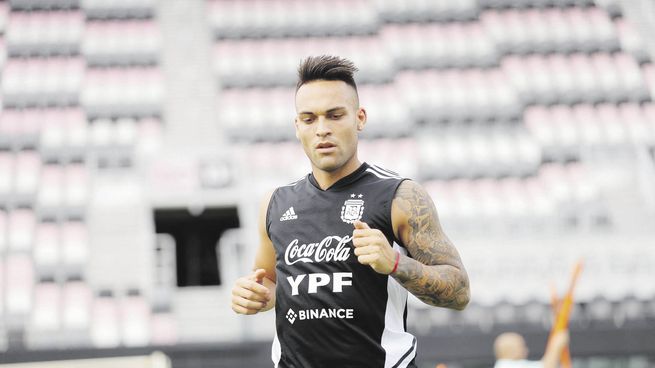 puesto fijo. El de Lautaro Martínez como 9 titular del seleccionado argentino. El bahiense hizo ayer unas pasadas de velocidad durante la última práctica en Miami, previa al amistoso de esta noche ante Jamaica.