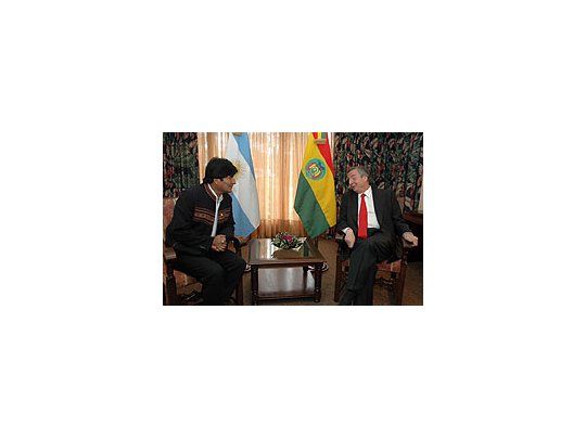 Los presidentes Evo Morales y Néstor Kirchner durante el encuentro bilateral que mantuvieron en Paraguay.