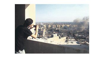 El humo atestiguaba ayer que fuerzas del régimen continúan el bombardeo de la ciudad de Homs, una de las cunas de la revuelta contra Bashar al Asad. La imagen fue tomada por el canal Shaam News.