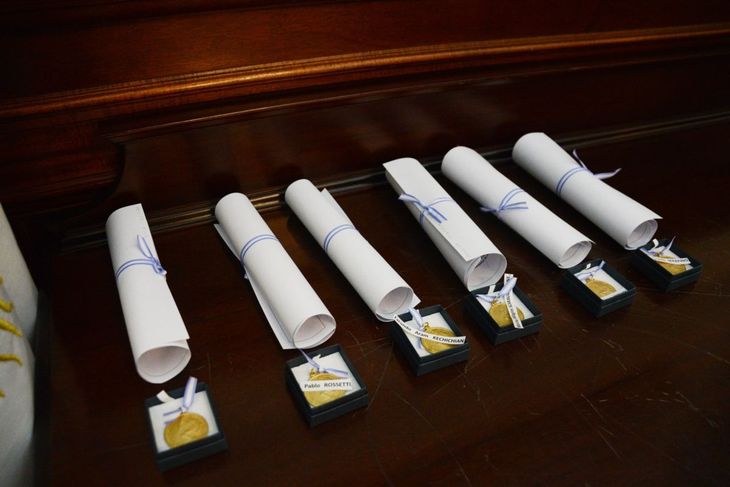 Recibieron una medalla de reconocimiento por representar al país en competencias internacionales académicas y deportivas. Recibieron una medalla de reconocimiento por representar al país en competencias internacionales académicas y deportivas.