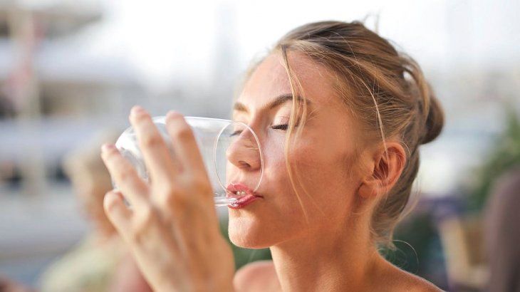 Tomar agua es beneficioso para el cerebro. 