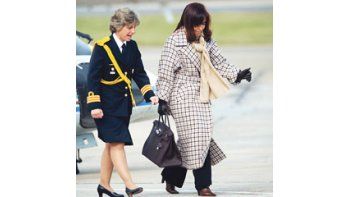 ámbito.com | El miércoles, en Mar del Plata, Cristina lució un tapado que parecía un par de talles más grande que lo aconsejado.