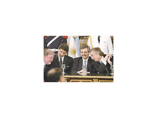 Sonrisas ayer en el Salón Blanco. En la previa a la entrega de cajas con documentación de la SIDE sobre el atentado en la sede de la mutual judía AMIA, el presidente Néstor Kirchner se solaza junto con Ginés González García, Horacio Rosatti y Alberto Fernández.