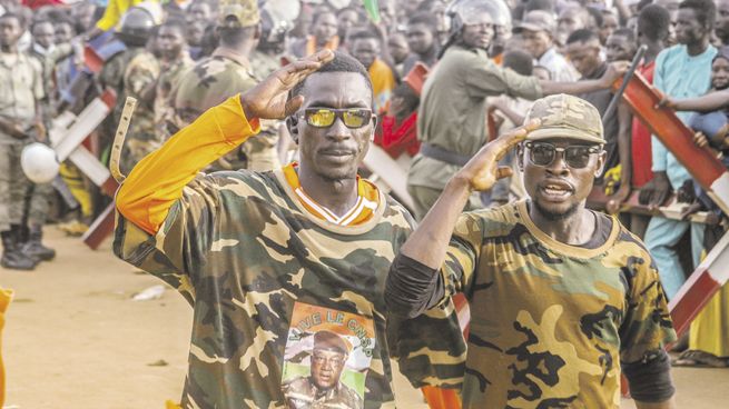 PROTESTAS. Los partidarios de la junta participaron en una manifestación frente a una base del ejército francés en Niamey, Níger, el 11 de agosto pasado.