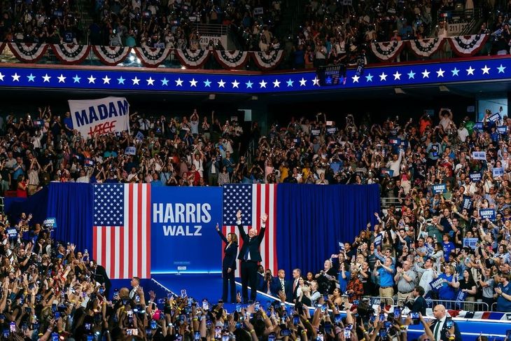 Kamala Harris junto a Tim Walz en la Convención Demócrata en Chicago en el United Center.