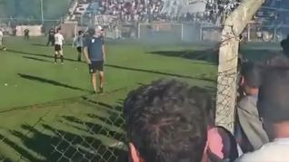 violencia en el futbol: incidentes, balas de goma y patrulleros incendiados en santa fe
