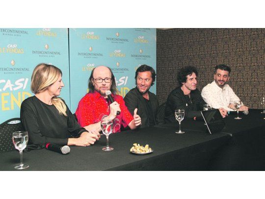 Leyendas. Claudia Fontán, Santiago Segura, Diego Torres, Diego Peretti y Gabriel Nesci en la reunión de prensa.