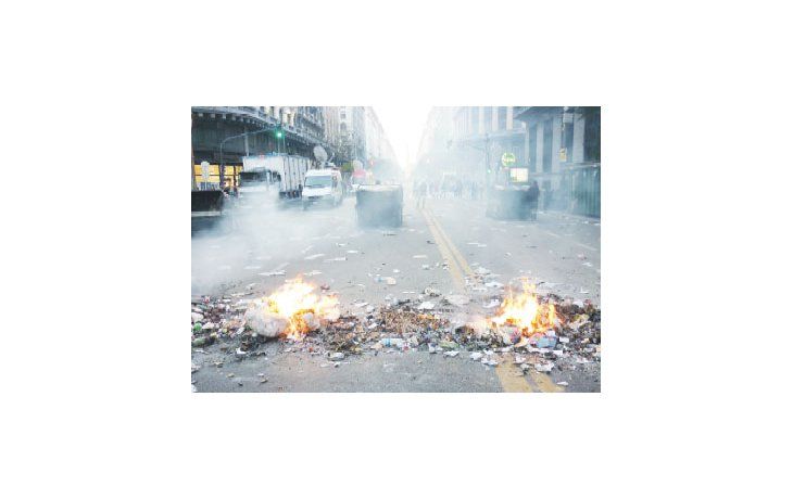 Cartoneros se manifestaron ayer en Diagonal Norte y Florida, donde prendieron fuego la basura, contenedores y neumáticos, lo que generó un verdadero caos en la zona.