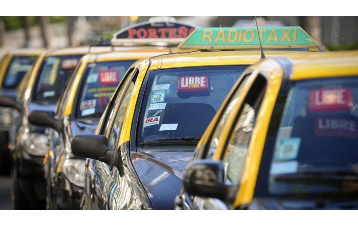 Lanzan un sistema para evitar estafas de taxistas en aeropuertos y terminales de micro